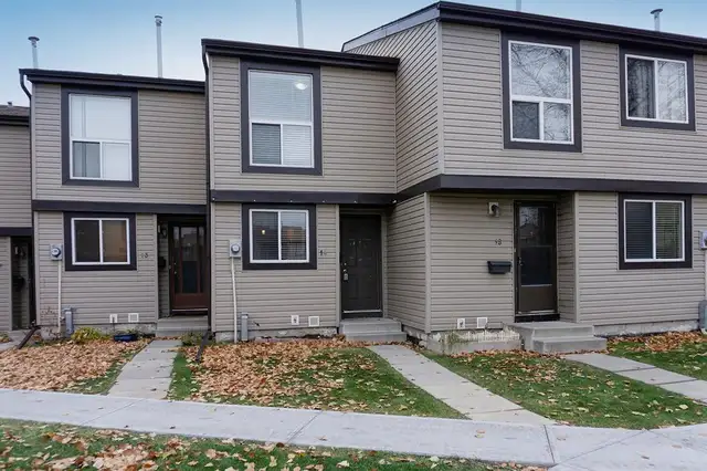 Townhouse in Alberta in Canada - Image 3