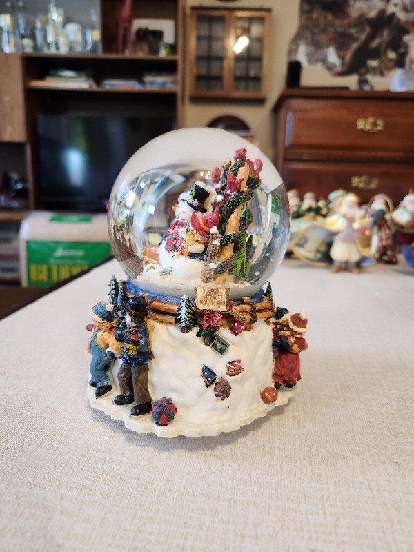 Musical Christmas Globe in Arts & Collectibles in Thunder Bay - Image 4