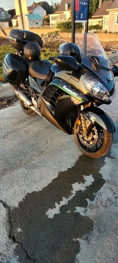 Concours 14 2021, 25000km, top case kawa valeur de 1200$, suspension rabaissée+brackets d'origine. B...