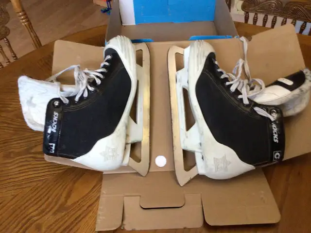 Senior CCM Goalie Skates Model 550 Size 8.5? in Hockey in Windsor Region - Image 3