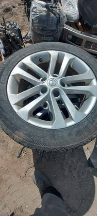 2011 Nissan Juke rims and tires
