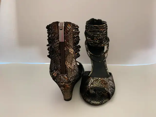 Fashionable  Italian Wedge Sandals in Women's - Shoes in Gatineau - Image 6