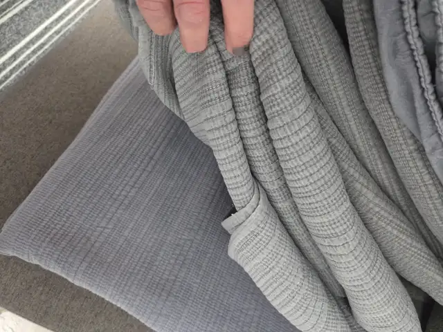 Blankets in Bedding in St. Catharines - Image 6