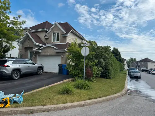 Découvrez la maison de vos rêves! Cette propriété exceptionnelle offre un espace de vie luxueux et c...