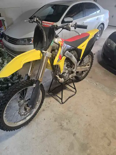 Rmz 250 in great condition 63 hours Comes with a box of plastics for a 2016 rmz 250 all in good cond...