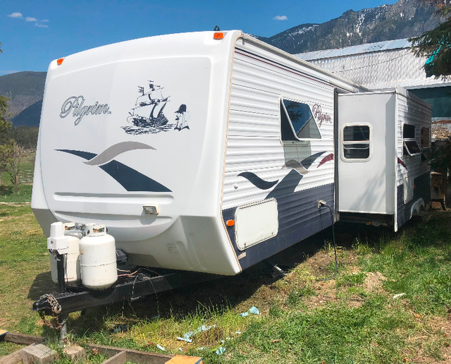 32’ camping trailer in Travel Trailers & Campers in Nelson
