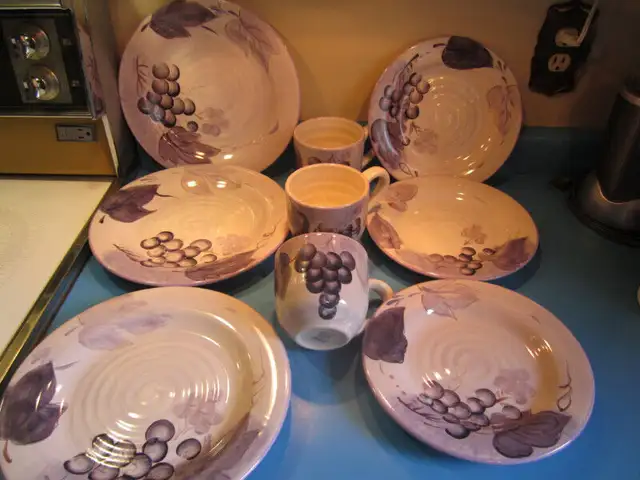 Hand painted dishes63735878833027122