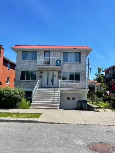À louer – 5 ½ au rez-de-chassée étage dans un duplex avec garage et cour derrière. Beau logement 5 ½...