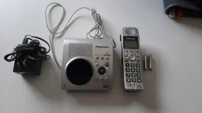 Deux téléphones sans fils Panasonic. Le premier avec répondeur. $20.00 Le deuxième sans répondeur. $...
