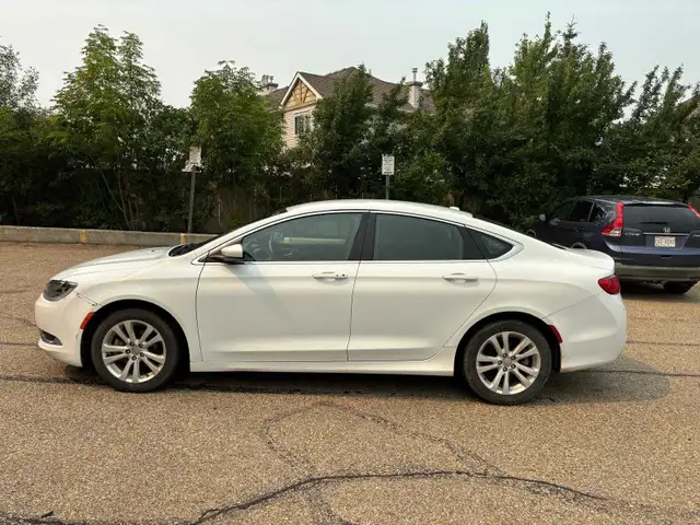 2015 Chrysler 200523046147295825925