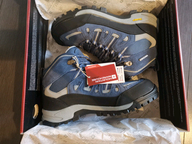 100% brand new extreme Waterproof women hiking shoes Size 7 in Women's - Shoes in Edmonton - Image 2