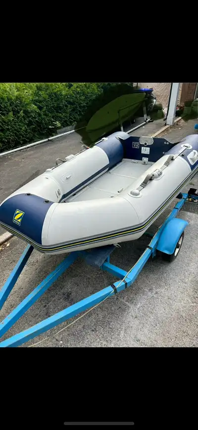 Zodiac Cadet C260s 8’6” Hard Floor Roll Up Inflatable in excellent condition. Rarely used. Lightweig...