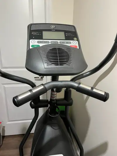 Get fit with this used Horizon CE4.3 elliptical trainer, featuring a 14.3 lbs flywheel and 10 resist...