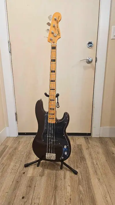 squier by fender. included gigbag*. bought 4 months ago, Its like new. only one knob is little loose...