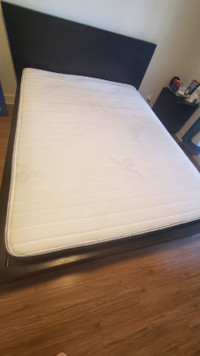 Matelas Queen Propre et avec housse