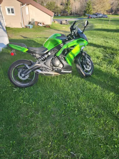 Ninja 650 2013 a vendre. Moto très plaisante a conduire et en bonne condition. Les pneus ont 2000km...