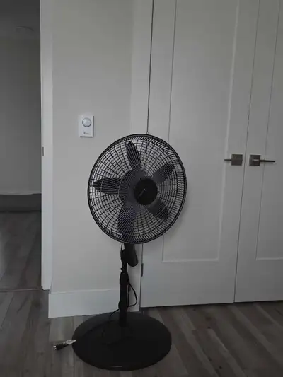 lasso fan- like new, powerful and adjustable, View more