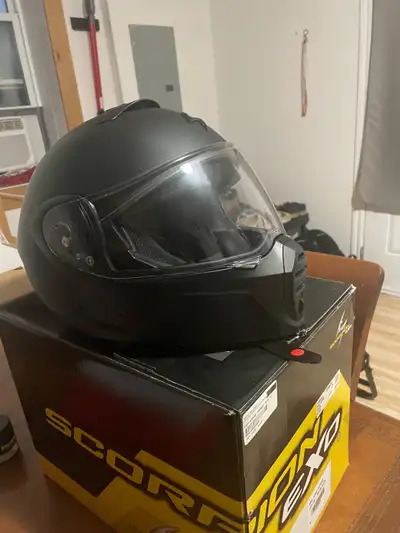 Flambant neuf, jamais porté. Je vend car j’ai changer d’idée pour mon permis de moto. Lunette de sol...