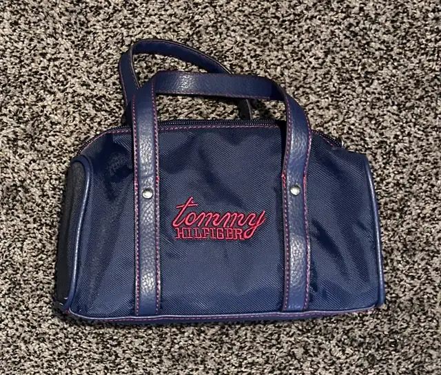 Tommy Hilfiger mini tote bag in Women's - Bags & Wallets in Oshawa / Durham Region - Image 2