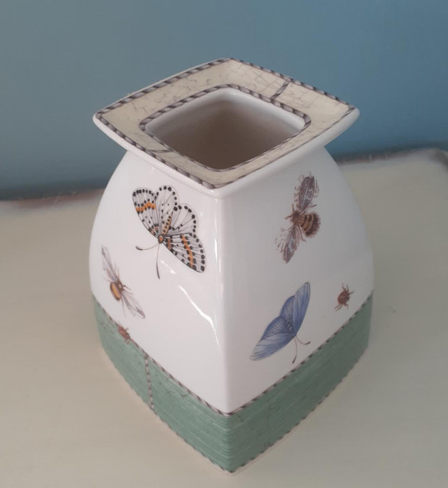 Wedgwood Sarah's Garden Queen's Ware square vase butterflies bee in Arts & Collectibles in Markham / York Region