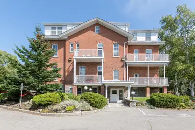 Come live in history! The beautiful High Street Manor has a large, newly renovated, luxury 2 bedroom...