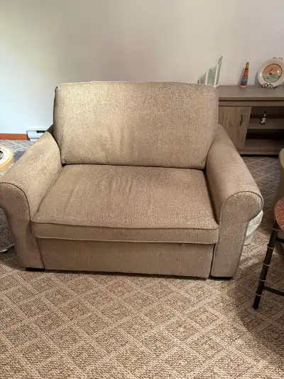 Petit divan presque neuf, View more