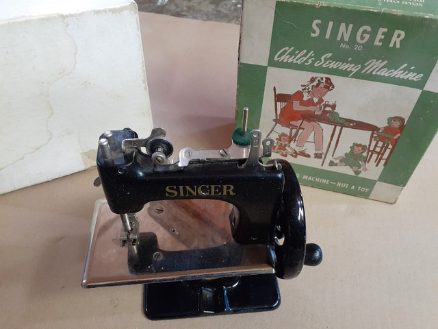 Singer childs sewing machine  in Hobbies & Crafts in Muskoka