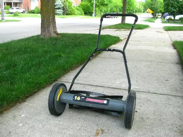 Duramax 16" Hand Push Lawn Mower Manual Push Reel Mower in Lawnmowers & Leaf Blowers in Kitchener / Waterloo - Image 3