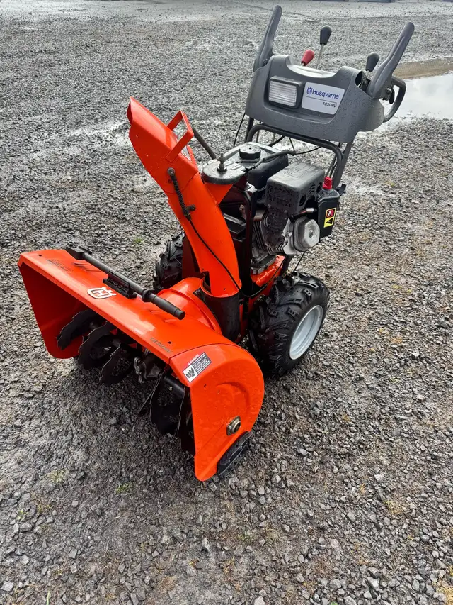 souffleuse a neige husqvarna 30po in Snowblowers in Trois-Rivières - Image 7