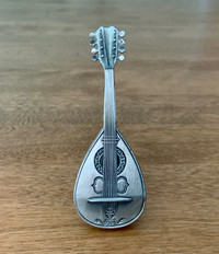 Mandoline miniature en étain