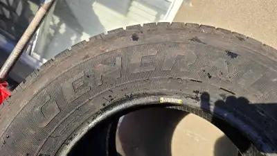 Je vends un ensemble de quatre pneus General usagés, dimension 245 70 17 parfaits pour votre voiture...
