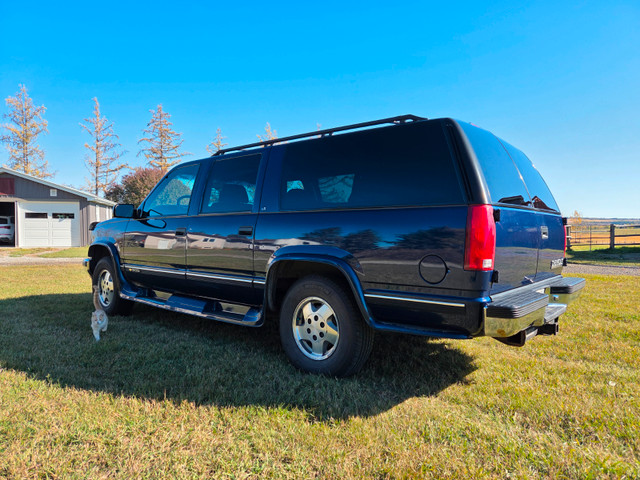 1995 Chevy Suburban 1500, 4WD excellent condition in Cars & Trucks in Calgary - Image 3