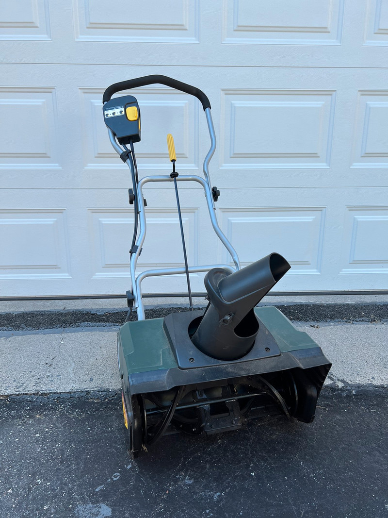 Yardworks electric snow thrower Snowblowers Thunder Bay Kijiji
