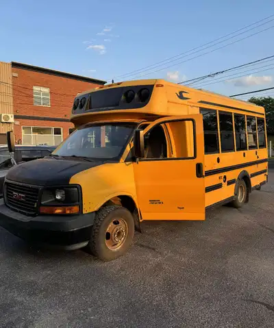 VENTE URGENTE CAR ON QUITTE LE PAYS ! Magnifique autobus transformé en Skoolie à vendre. Un GMC Sava...