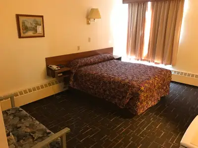 Short term room rent at Key West Inn Devon AB. price ranges from $1100 to $1300 a month. Rent includ...