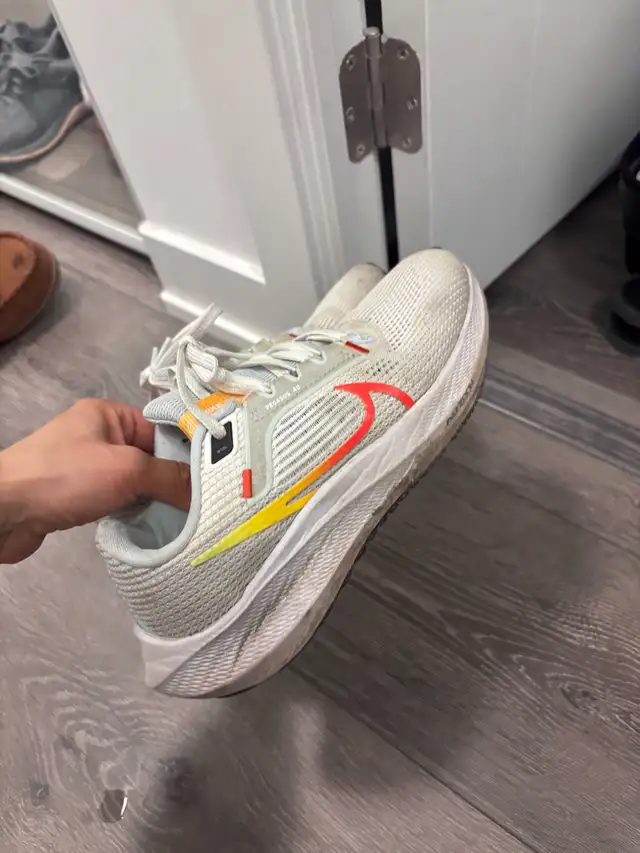 women size 6 sneaker (Nike / ASICS) in Women's - Shoes in Markham / York Region - Image 4