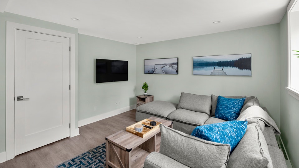 3BR FURNISHED Pet-friendly Garden Suite Steps to Oak Bay Village 5