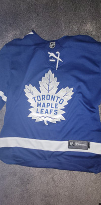 Leafs jersey size medium