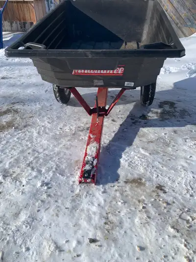 Trailer pour tracteur a pelouse ou vtt de 10 pi3 et de 650 lbs de capacite il est dompeur et a servi...