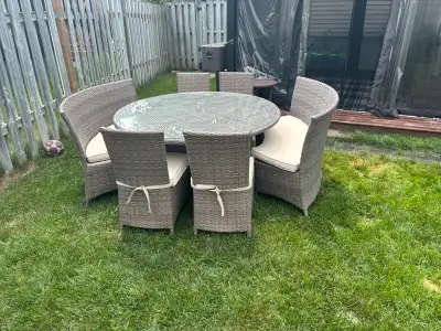 Table de patio extérieure/Outdoor patio table, View more