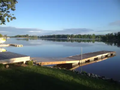 Four season waterfront cottage situated on a one acre property with 300' of water frontage. 1400'sq...