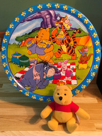 Boîte de tôle et mini Winnie l’ourson (Winnie the Pooh).