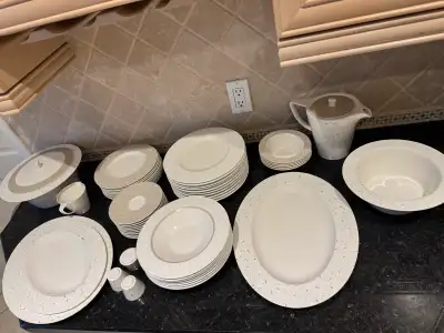 Elegant dinner set,