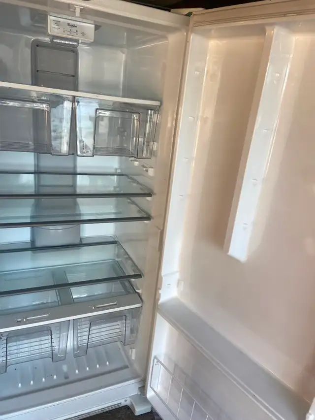 Whirlpool Fridge in Refrigerators in Kitchener / Waterloo - Image 3