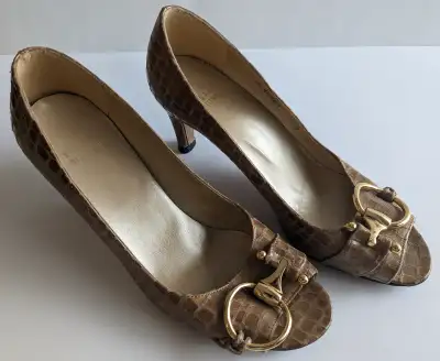 Chaussures pour femmes de marque Stuart Weitzman Taille: 8 En excellent état. Prix négociable Livrai...