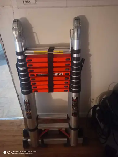 Échelle aluminium rétractable 24 pieds solides et facile a ranger à l'état neuf, Moins que la moitié...