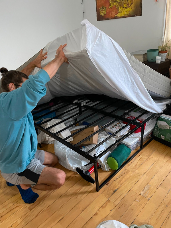 Queen size Mattress and bed frame Lits et matelas Ville de Montréal