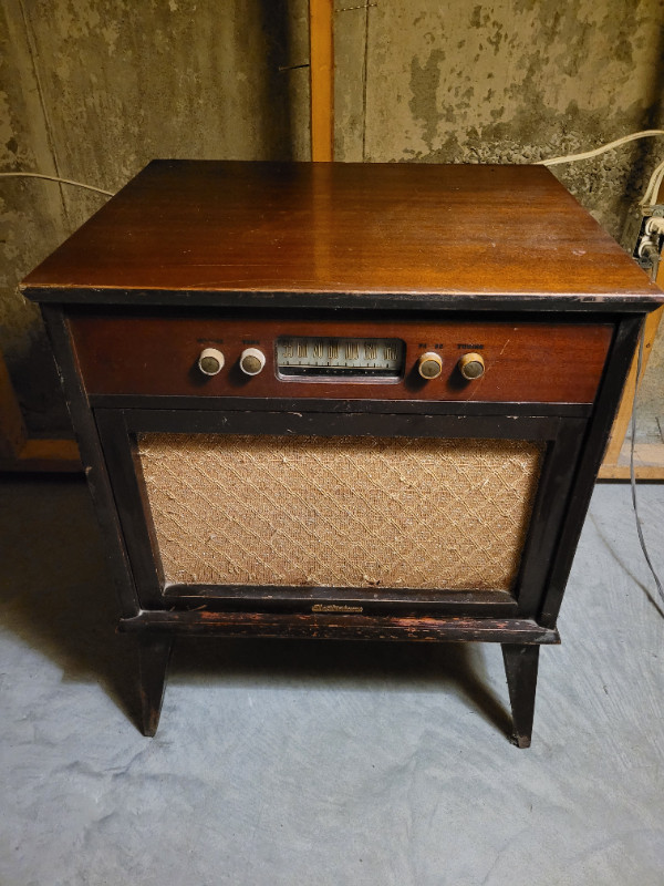 Old antique radio in Arts & Collectibles in Cornwall - Image 2