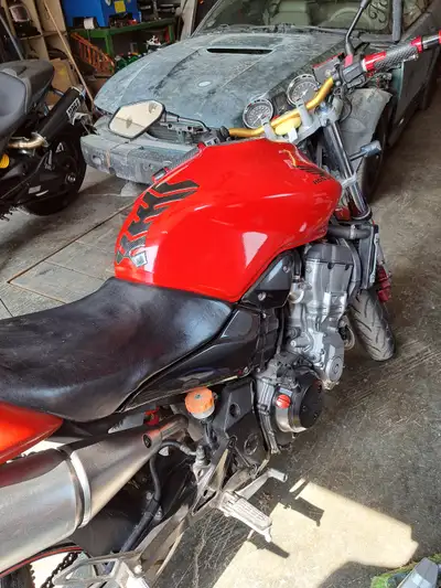 Cb 919 hornet, 4 cylindres, très performant, très propre, 2 pneus neufs et beaucoup d'options. Plaqu...