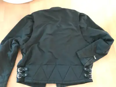 En parfaite condition. Jacket size XL. Les gants affichent XXL mais ils font parfaitement pour du XL...